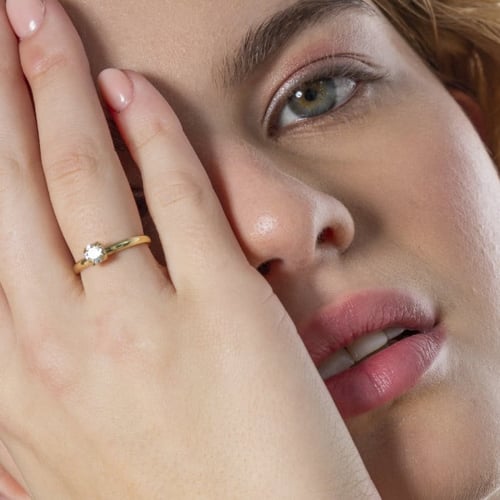 Well-loved gold-plated adjustable ring with white crystal in circle shape