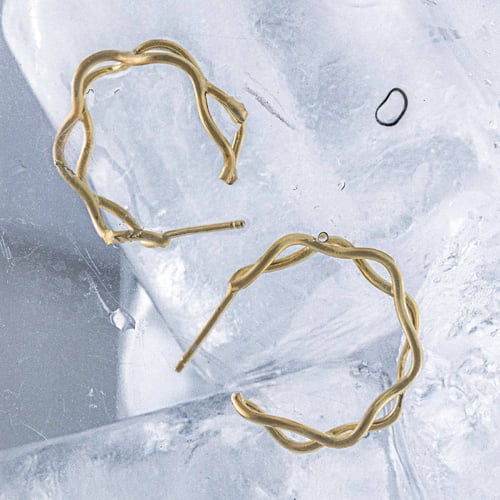 Viena gold-plated hoop earrings in waves shape
