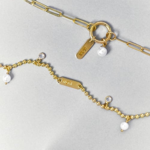 Pulsera ajustable placa Mom y perlas color blanca bañada en oro