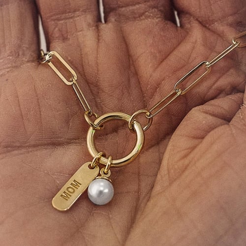 Pulsera ajustable placa Mom y perla color perla bañada en oro