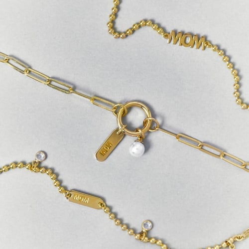 Pulsera ajustable placa Mom y perla color perla bañada en oro