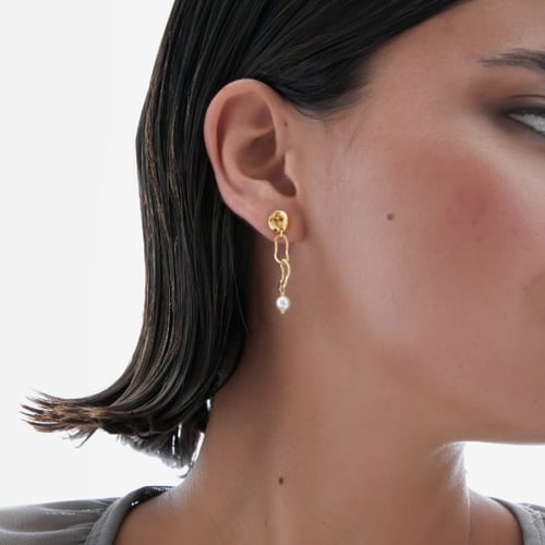 Connect gold-plated long earrings with pearl