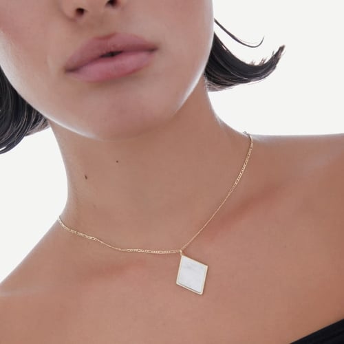 Soulquest gold-plated short necklace with nacar in diamond shape
