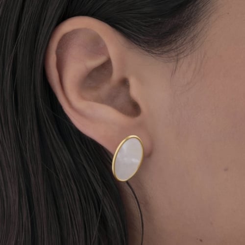 Soulquest gold-plated short earrings with nacar in oval shape