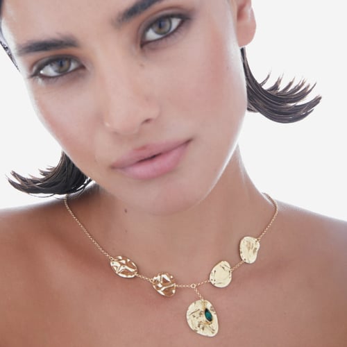 Fullness gold-plated short necklace with green crystal in texture shape