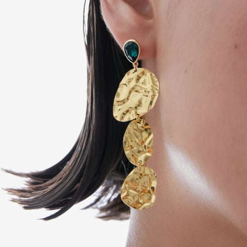Fullness gold-plated long earrings with green crystal in texture shape