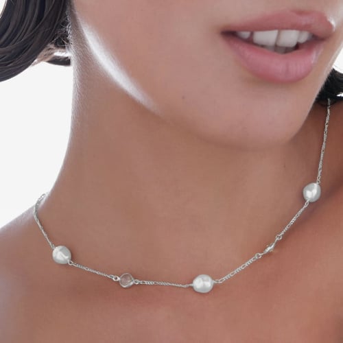 Collar corto perla color blanco elaborado en plata
