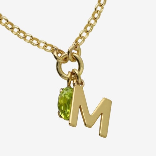 Collar corto letra M color verde bañado en oro