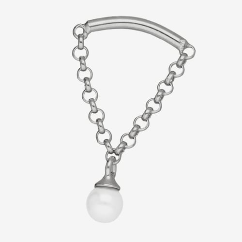 Pendientes curvos con cadena y perla elaborados en plata