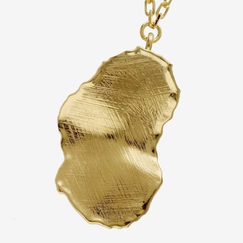 Collar oval textura satinada bañado en oro