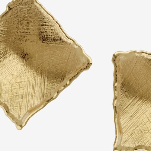 Pendientes cuadrado textura satinada bañados en oro en oro