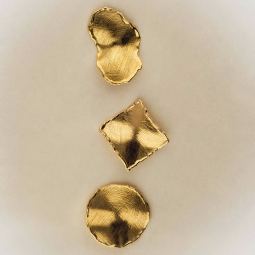 Pendientes oval irregular textura satinada bañados en oro