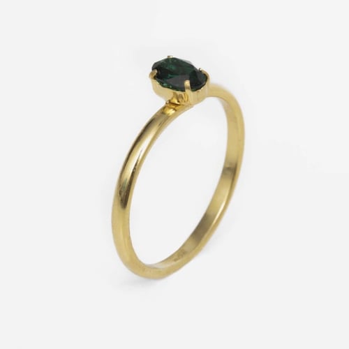 Cinnamon gold-plated adjustable ring with green crystal in oval shape