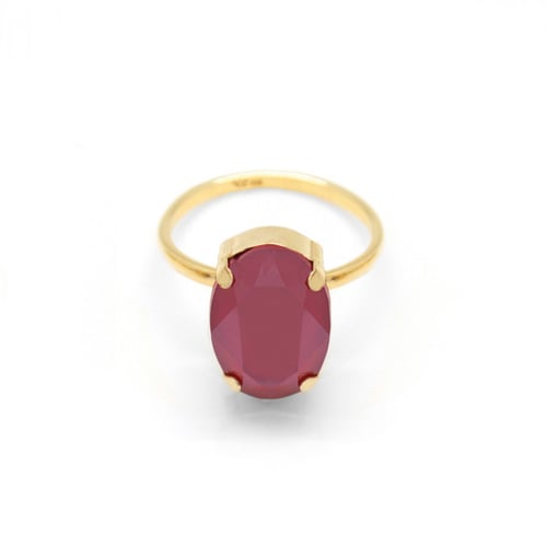 Iconic oval royal red ring in gold plating