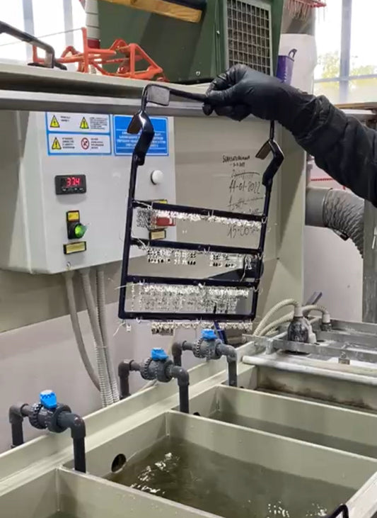 Proceso de baño de rodio de joyas