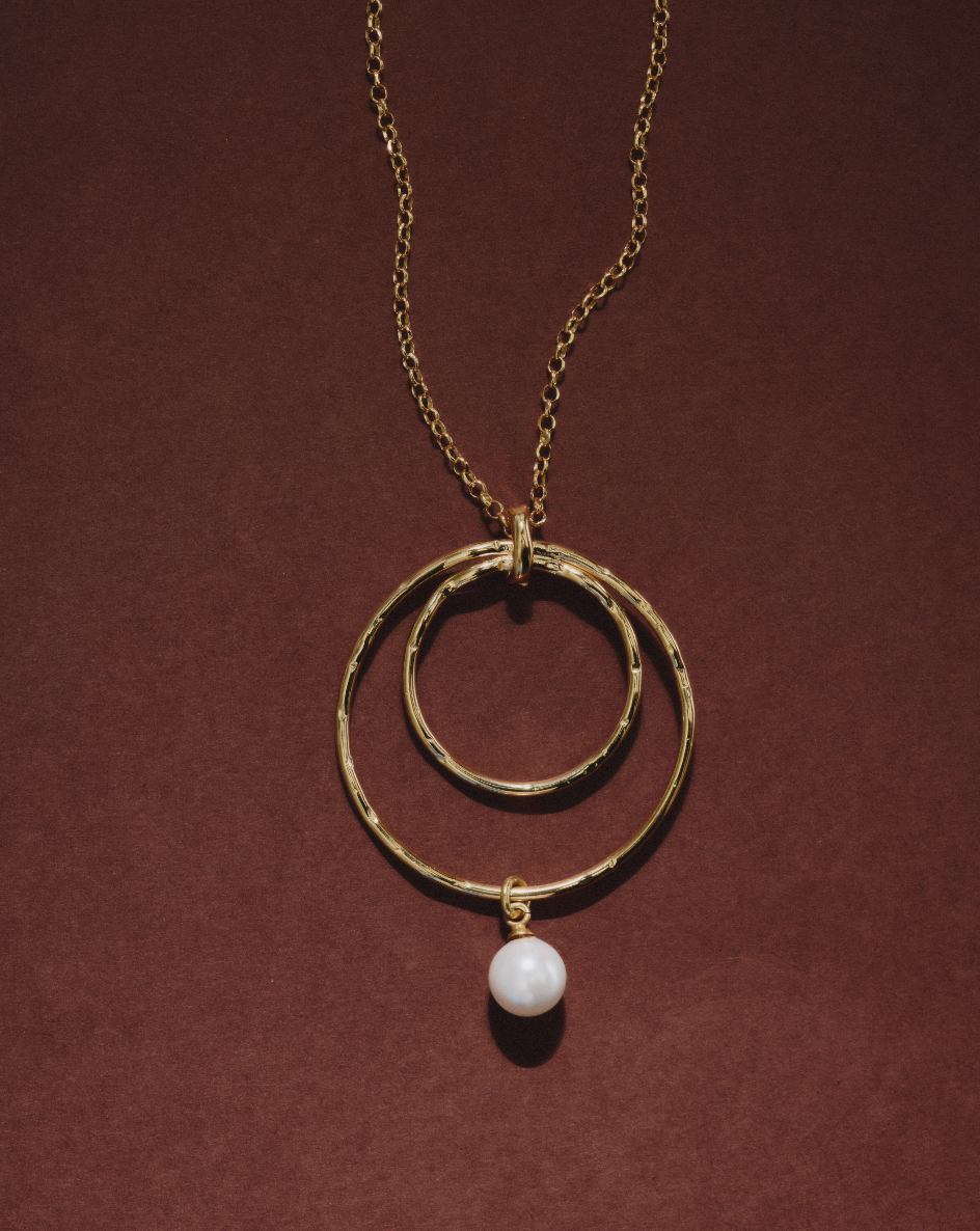 Los collares pendant (en su versión maximalista): la tendencia que marcará el otoño-invierno 2025/26