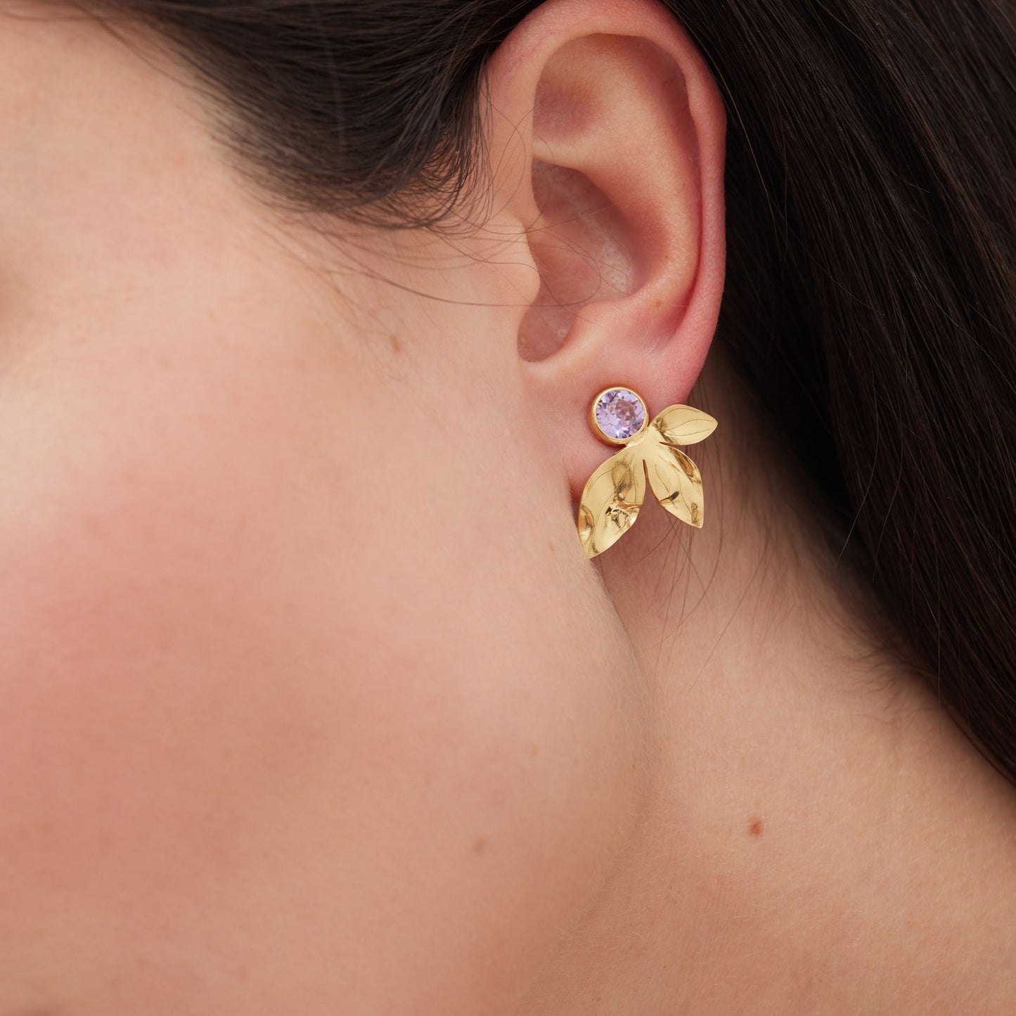 Pendientes cortos hoja Bom Dia con 7mm cristal violeta en Plata baño Oro
