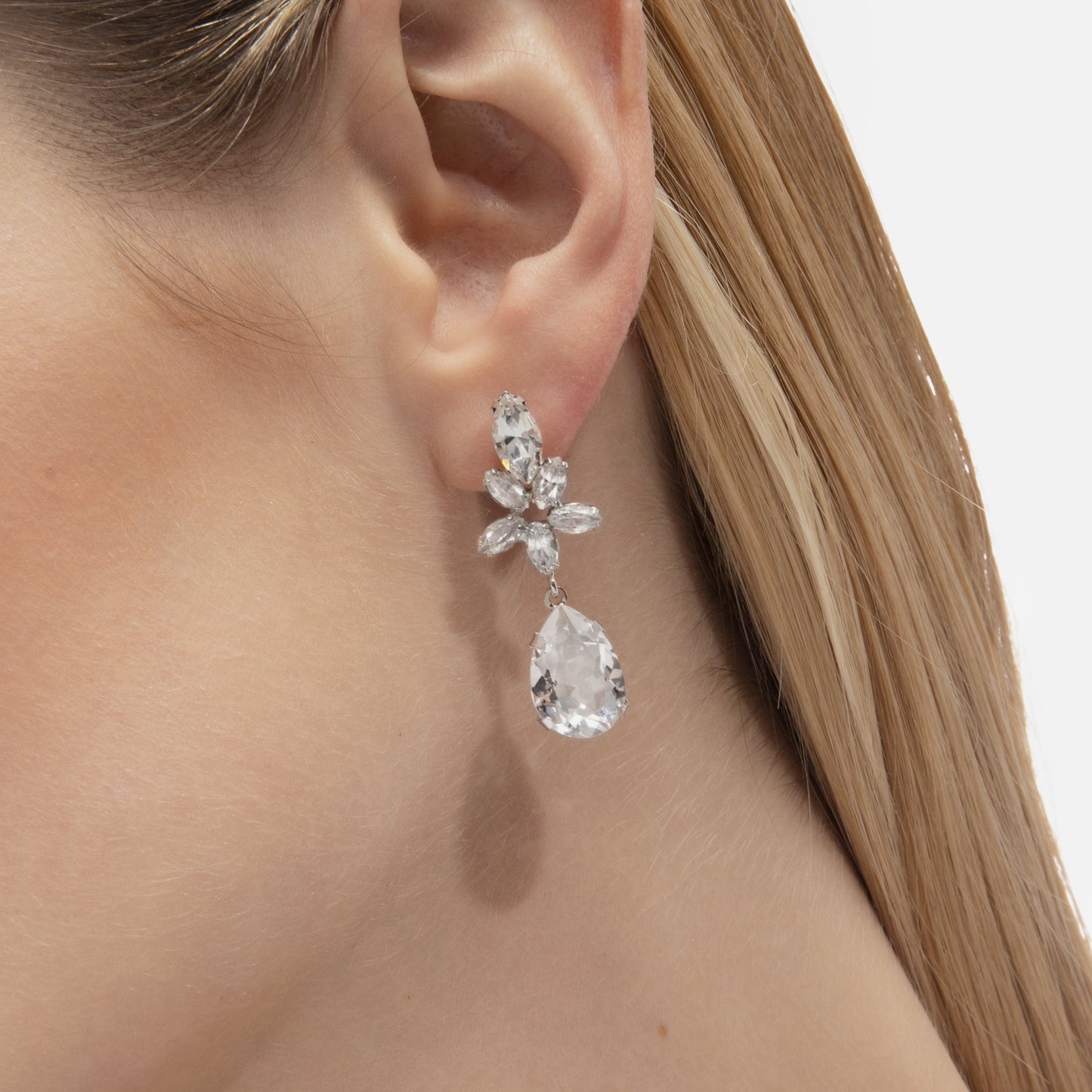 Pendientes cortos Grace flor cristal blanco en Plata baño rodio