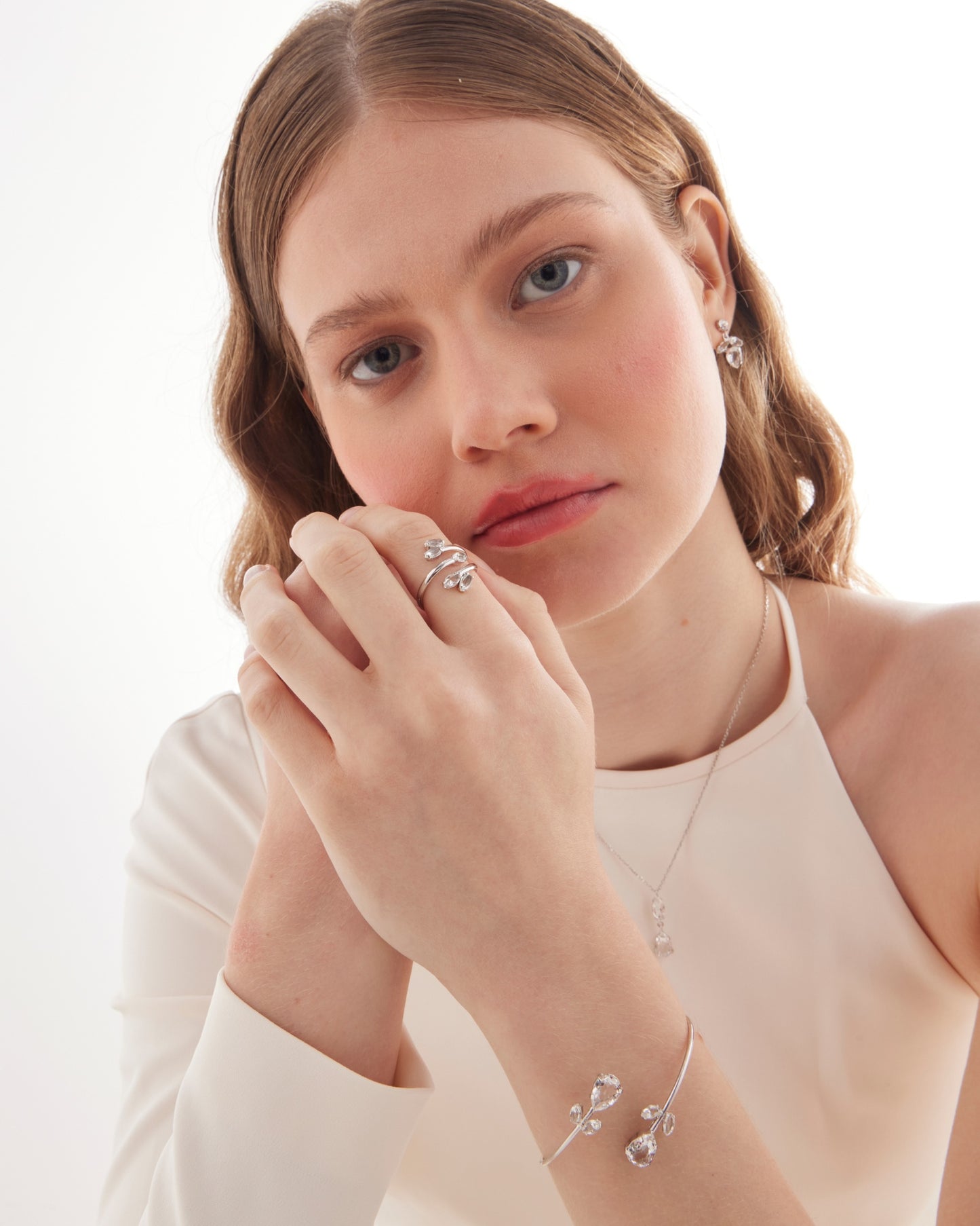 Brazalete lágrima Lieve con cristal blanco en Plata baño Rodio