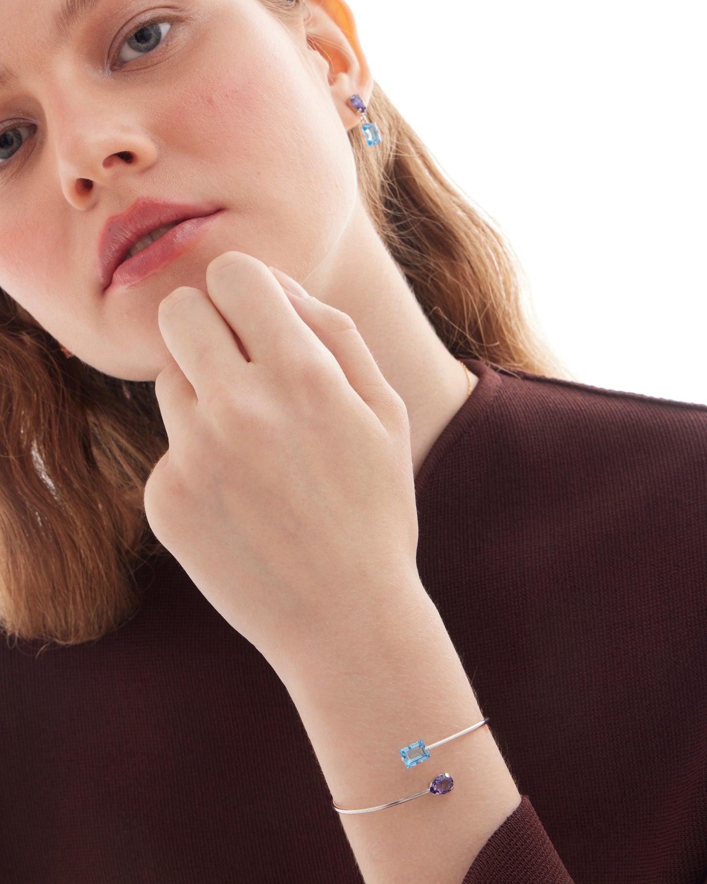 Brazalete Borea con cristal azul y morado en Plata baño Rodio