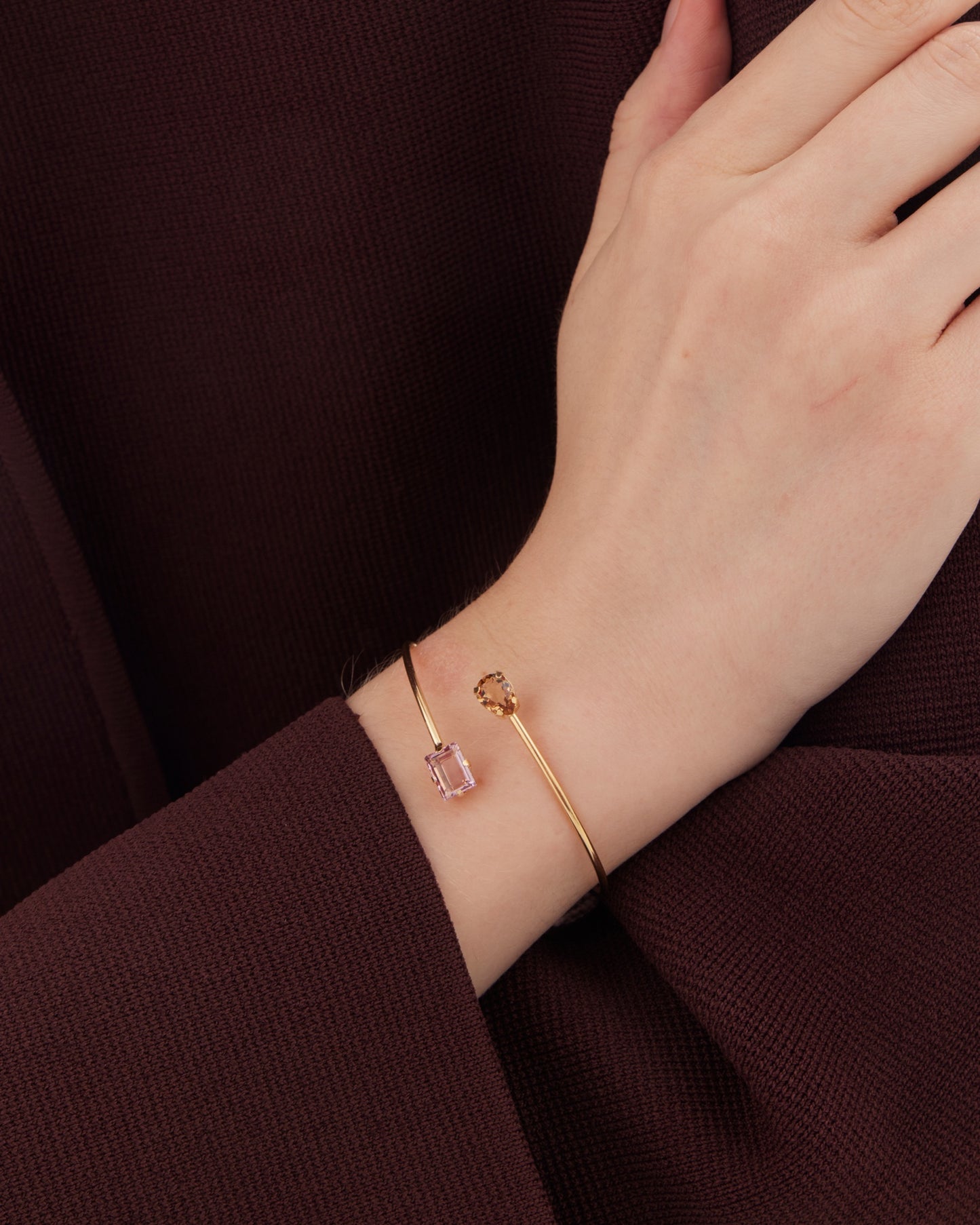 Brazalete Borea con cristal rosa y champán en Plata baño Oro