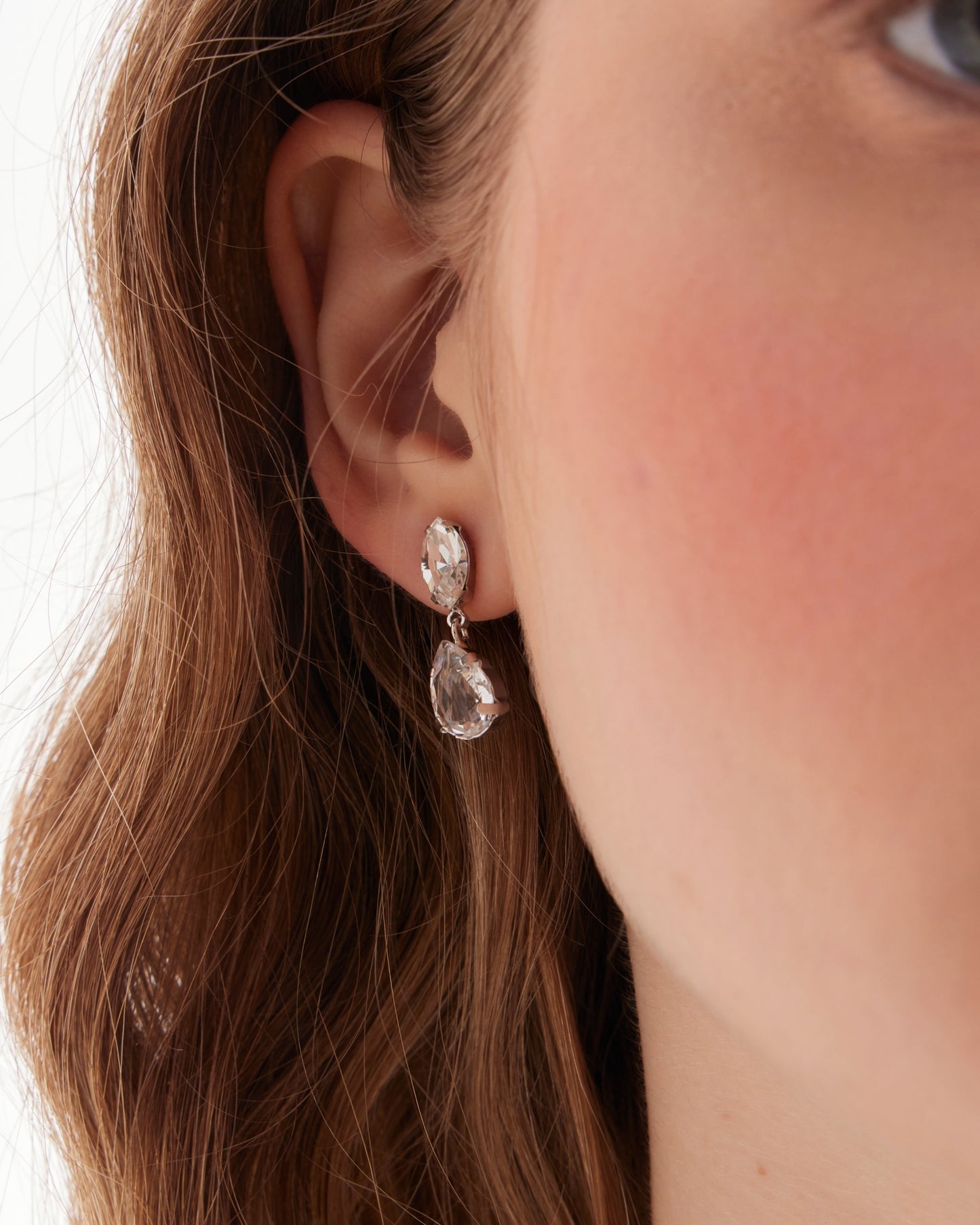 Pendientes cortos lágrima Lieve con cristal blanco en Plata baño Rodio