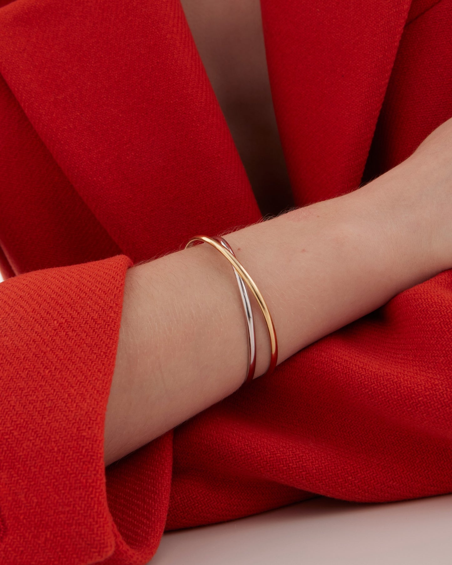 Brazalete bicolor cruzado Nivola en Plata baño Oro y Rodio