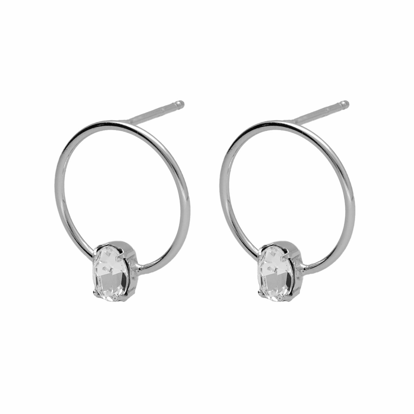 Pendientes cortos Genoveva círculo cristal blanco en Plata
