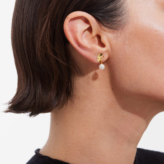 Pendientes cortos Radiance textura hoja pequeña perla en Plata