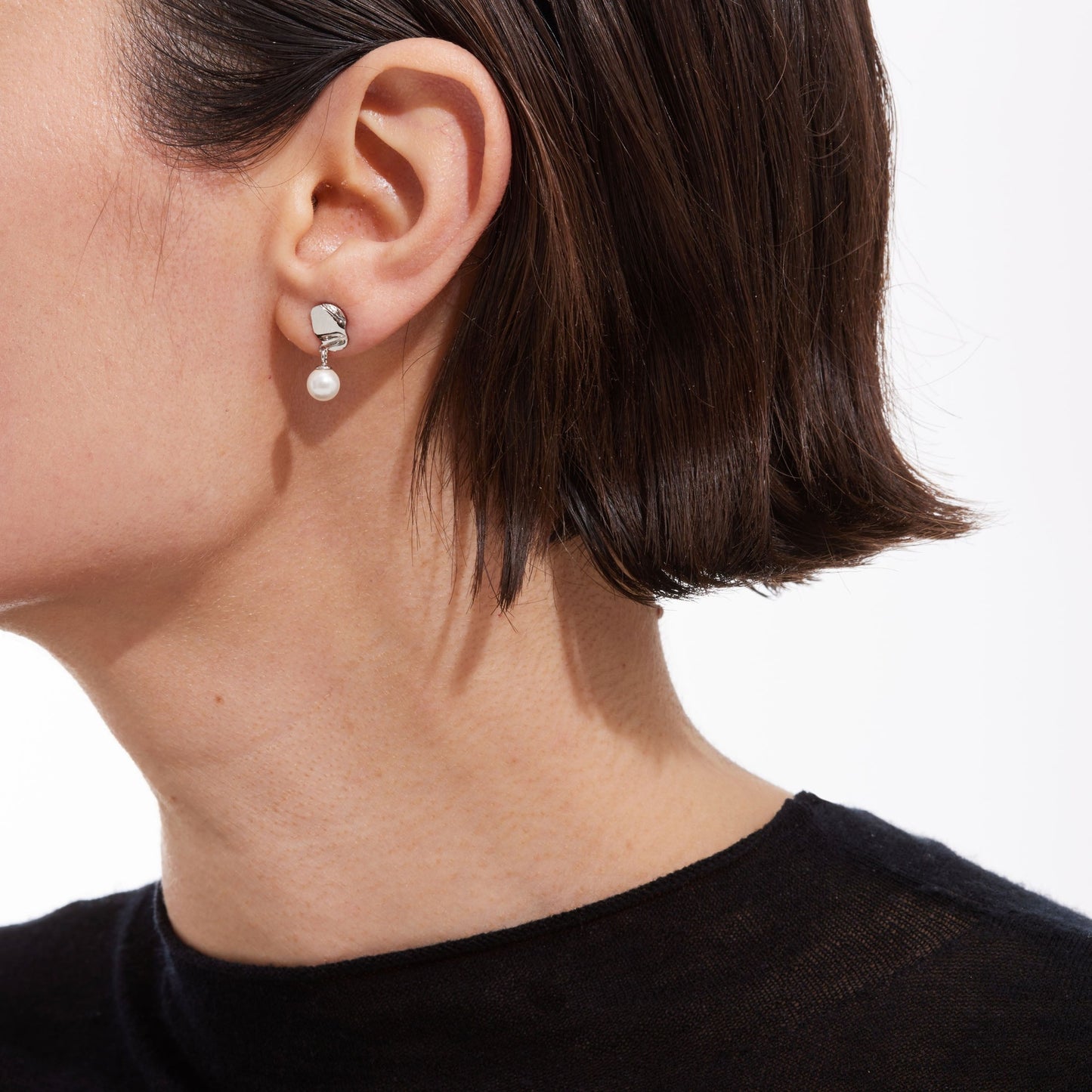 Pendientes cortos Radiance textura hoja pequeña perla en Plata
