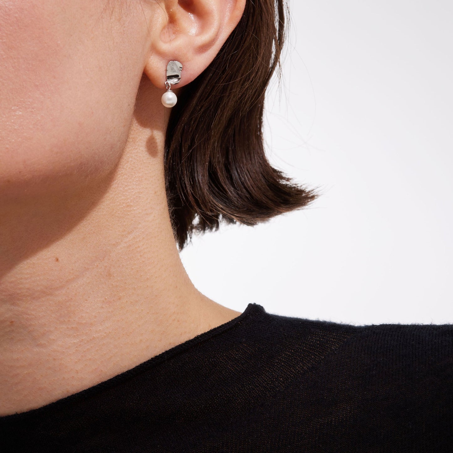 Pendientes cortos Radiance textura hoja pequeña perla en Plata