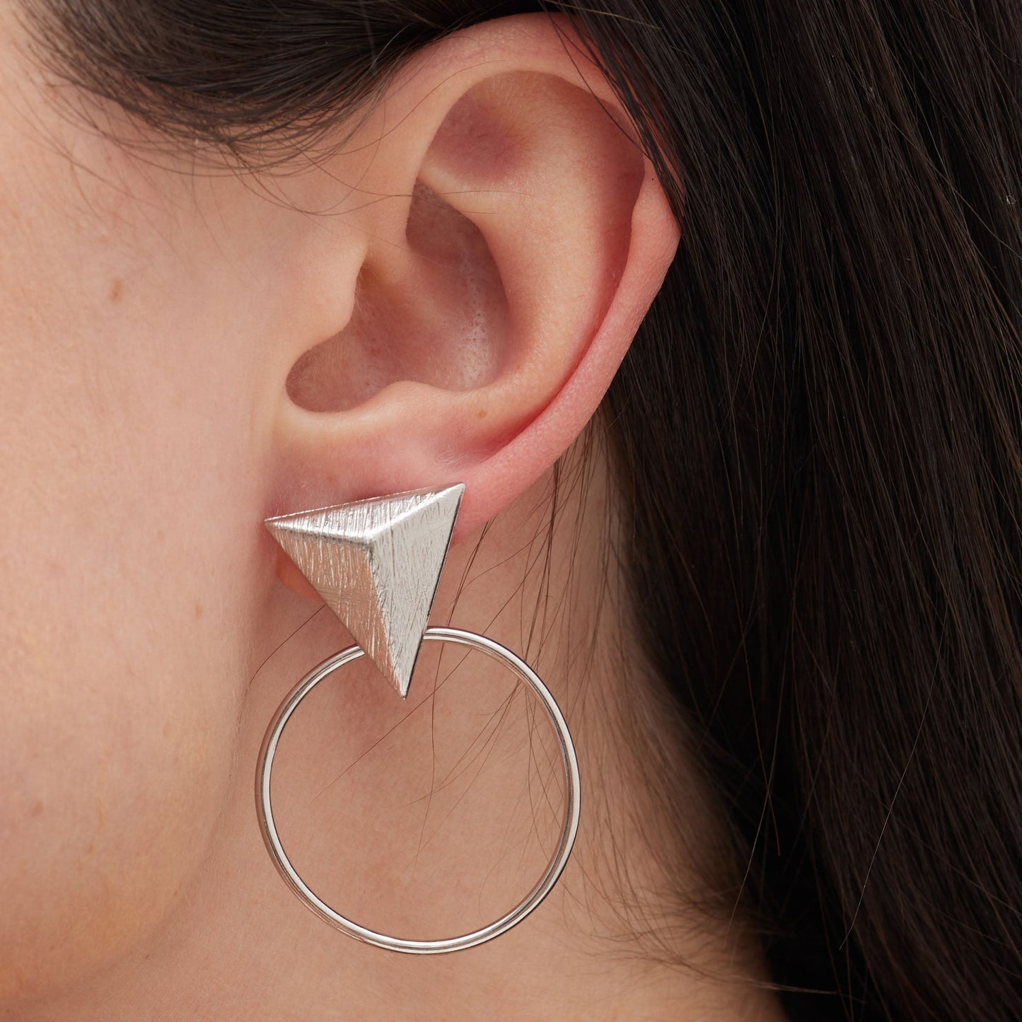 Pendientes cortos textura triángulo Good Morning en Plata