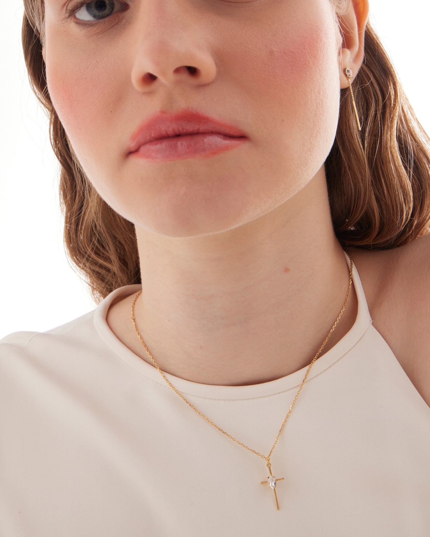 Collar corto cruz y oval Lieve con cristal blanco en Plata
