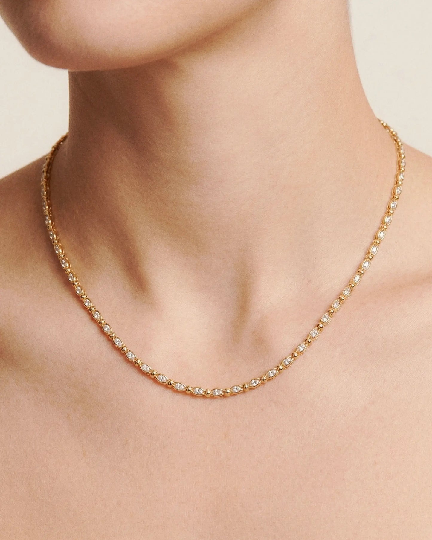 Collar corto Origami con cristal blanco en Plata