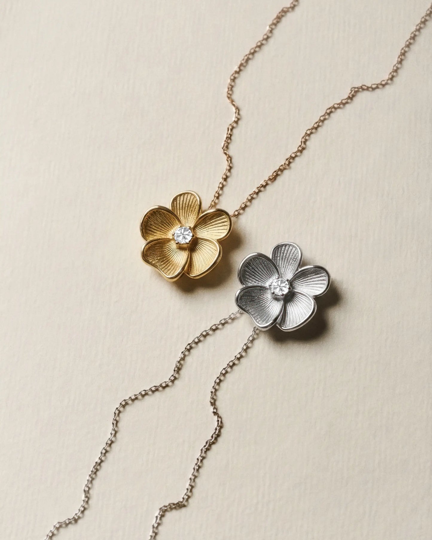 Collar corto Origami flor con cristal blanco en Plata