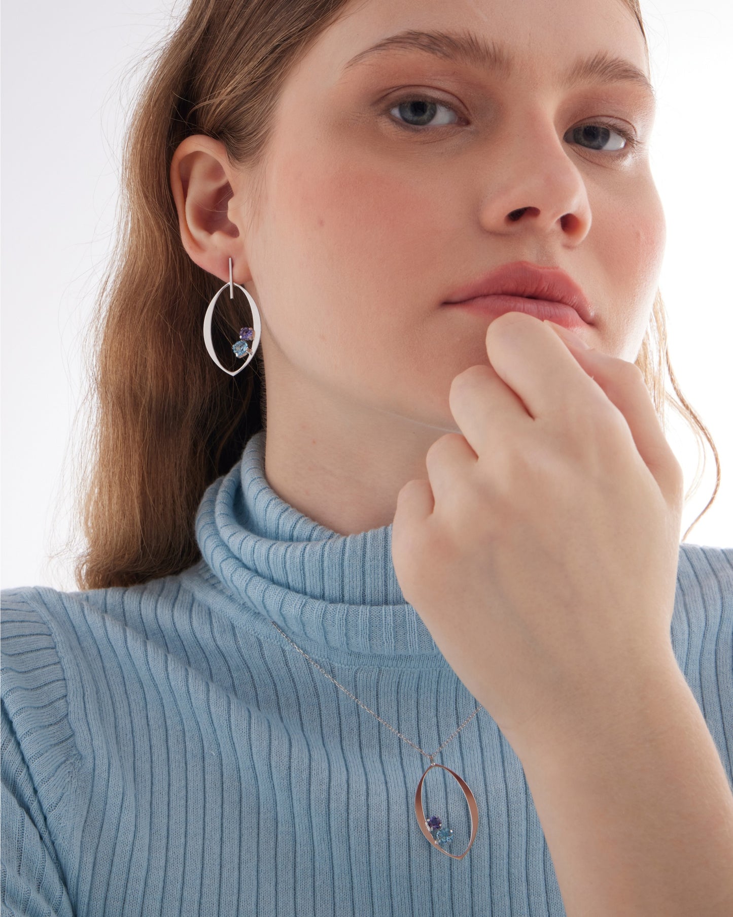 Pendientes largos Alpina con cristales azules en Plata baño Rodio