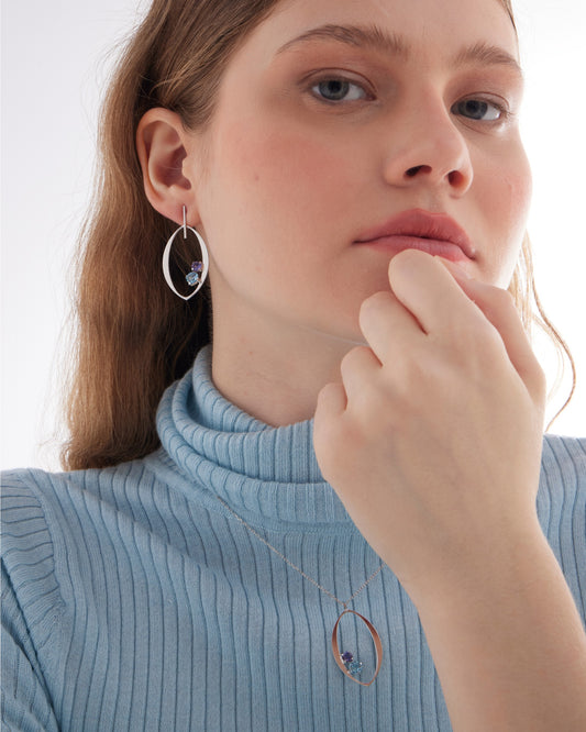 Pendientes largos Alpina con cristales azules en Plata baño Rodio