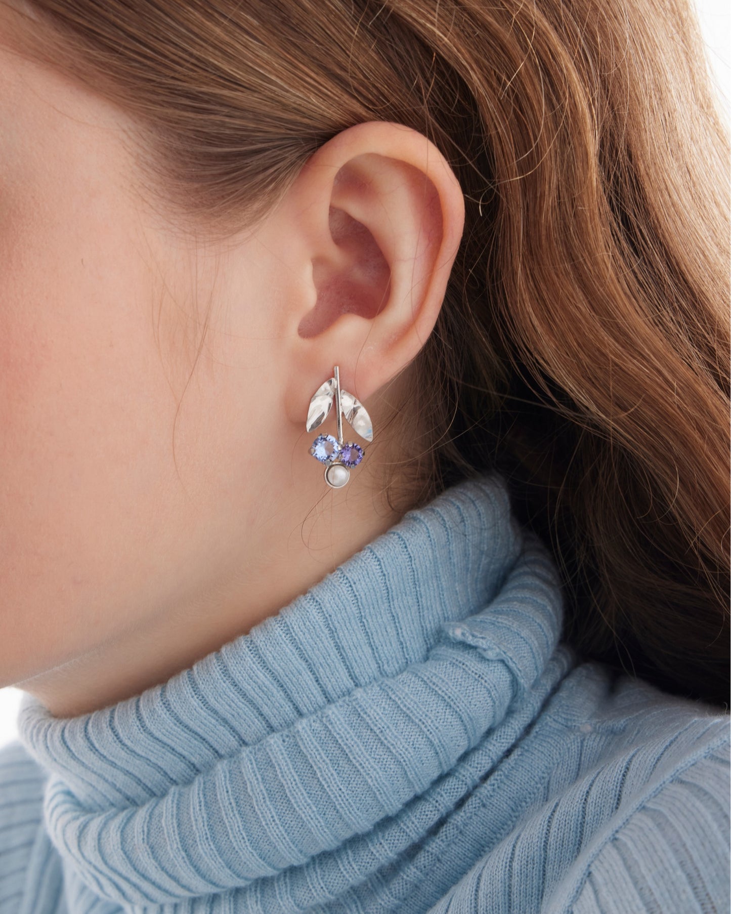 Pendientes cortos flor Alpina con cristales azules y perlas en Plata baño Rodio