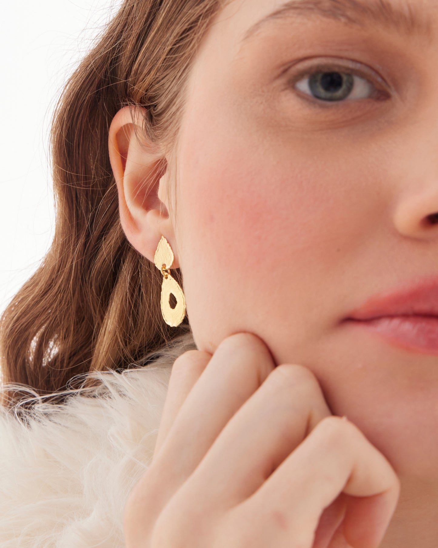 Pendientes cortos textura lágrima Alaska en Plata