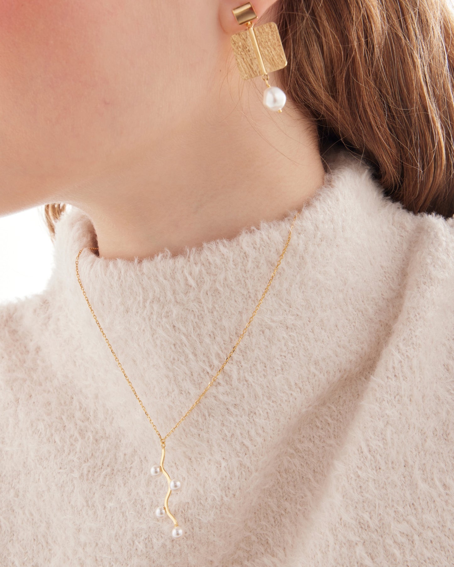 Pendientes largos textura cuadrado Sera con perla barroca en Plata