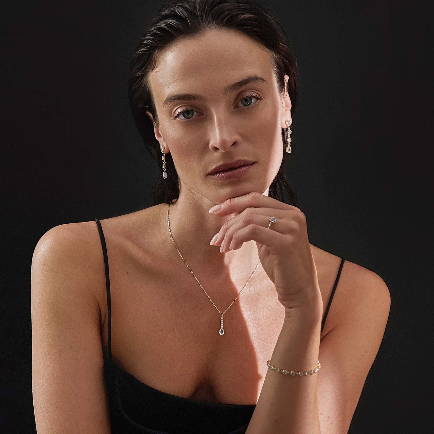 Collar corto Eunoia cristales riviere en Plata