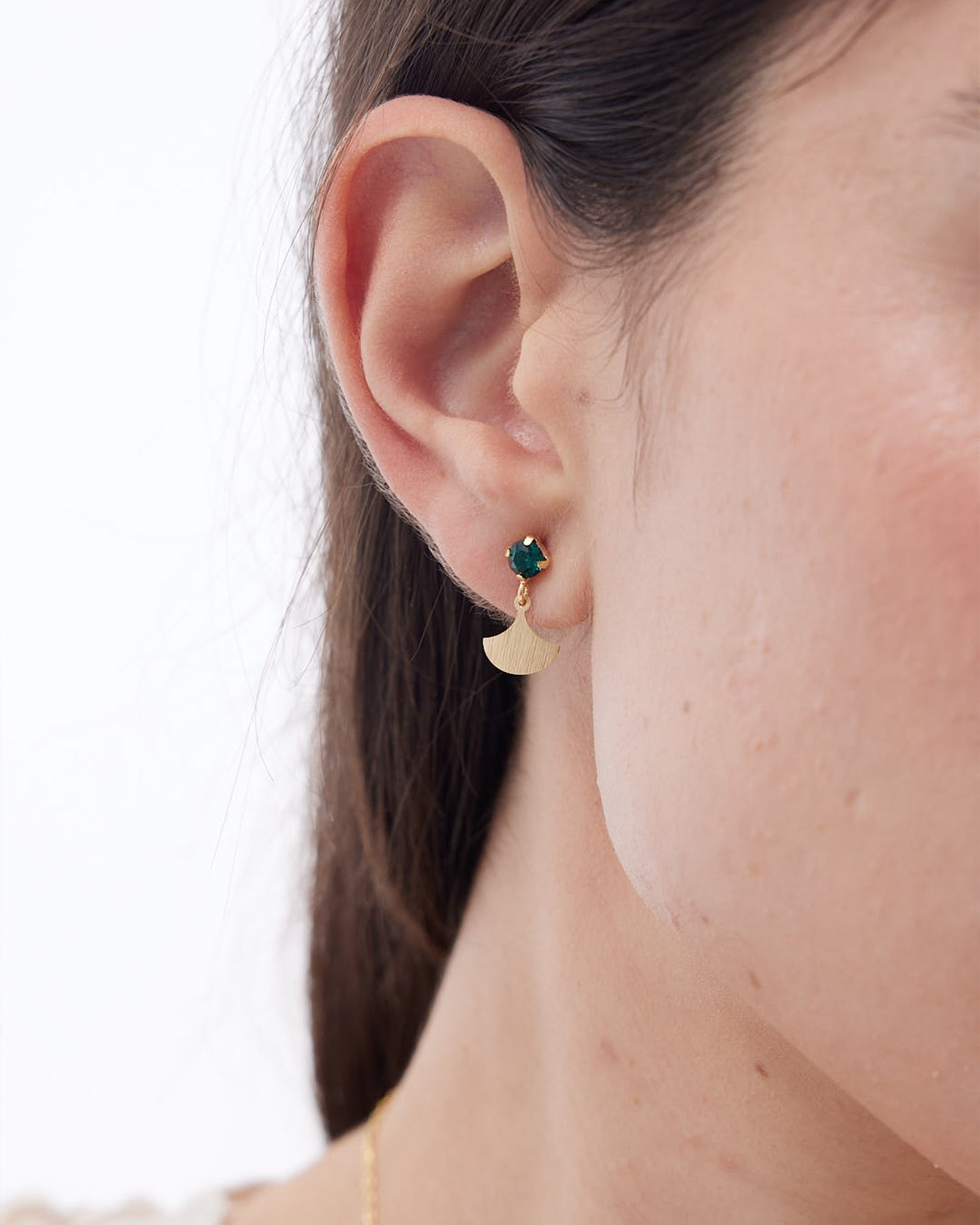 Pendientes cortos Azure abanico textura con cristal verde en Plata baño Oro