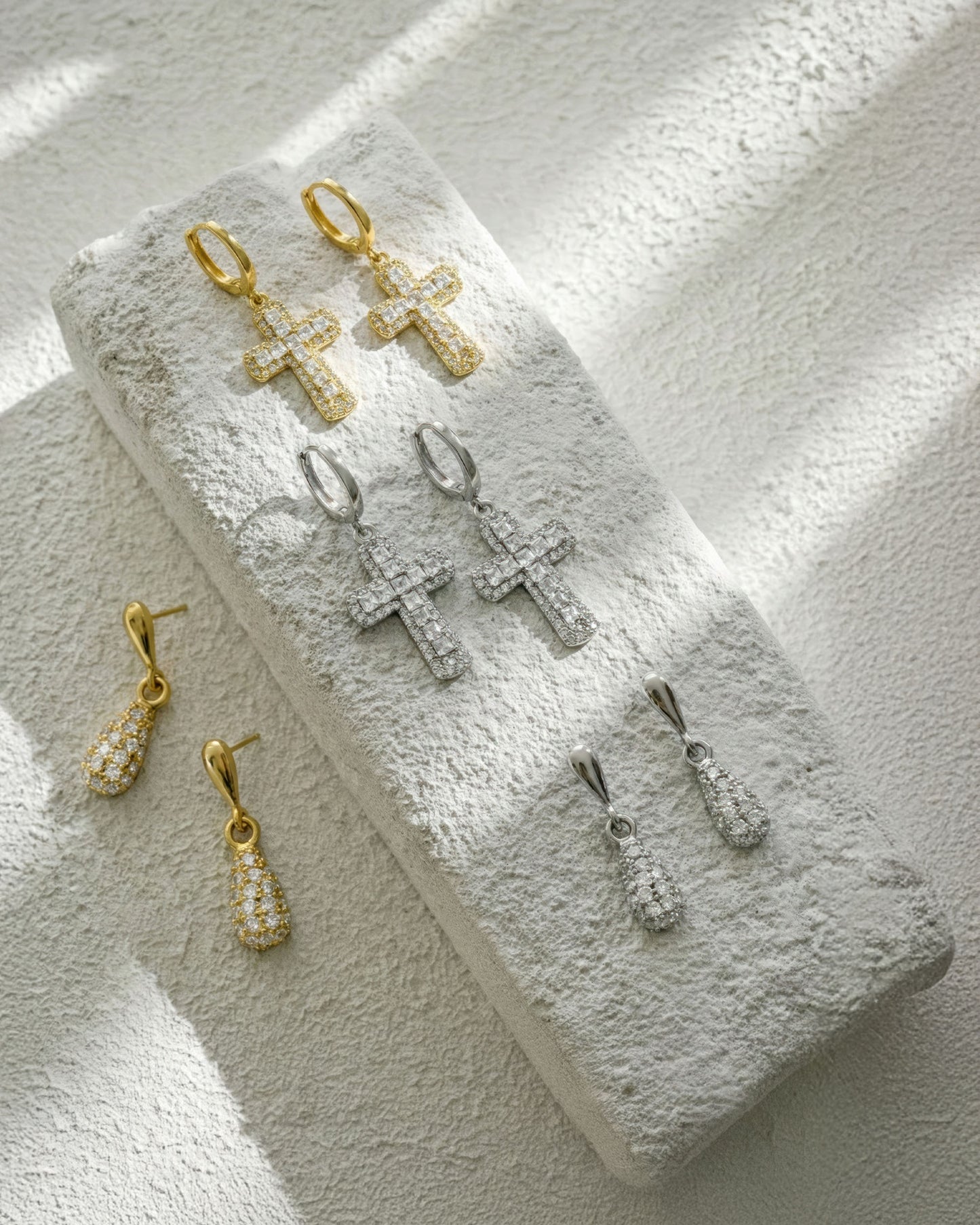 Pendientes aro click Lux cruz con circonita blanca en Plata