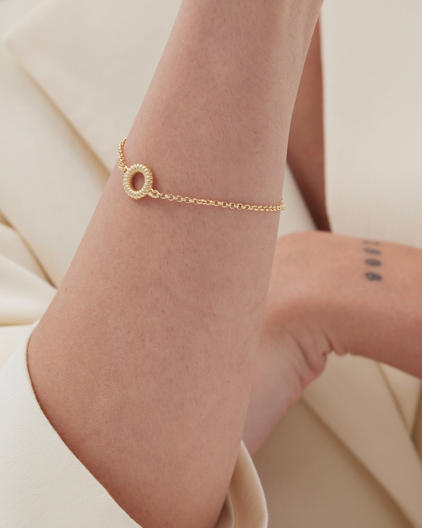 Pulsera Solene círculo textura en Plata baño Oro
