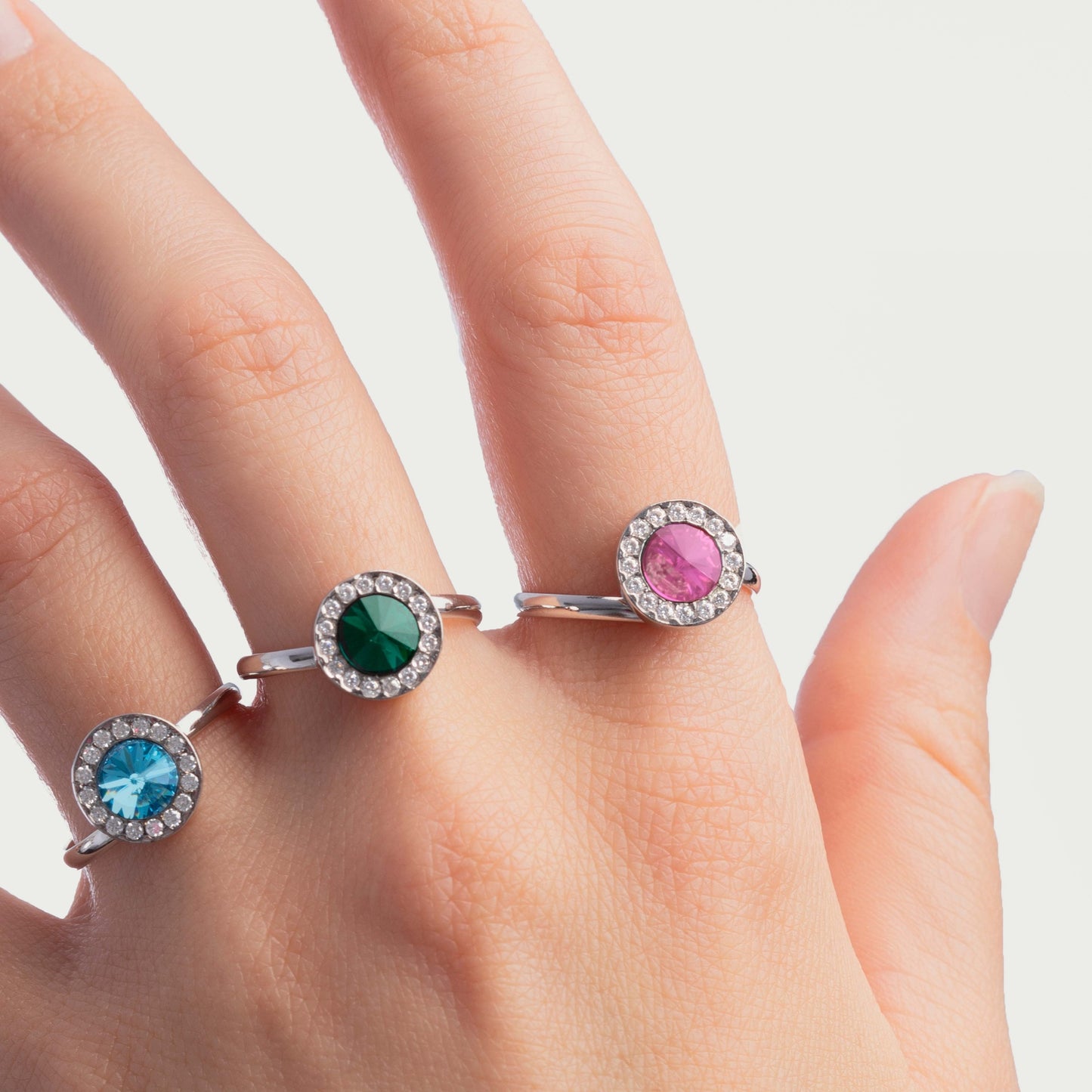 Anillo Premium ajustable círculo con cristales riviere en Plata baño rodio