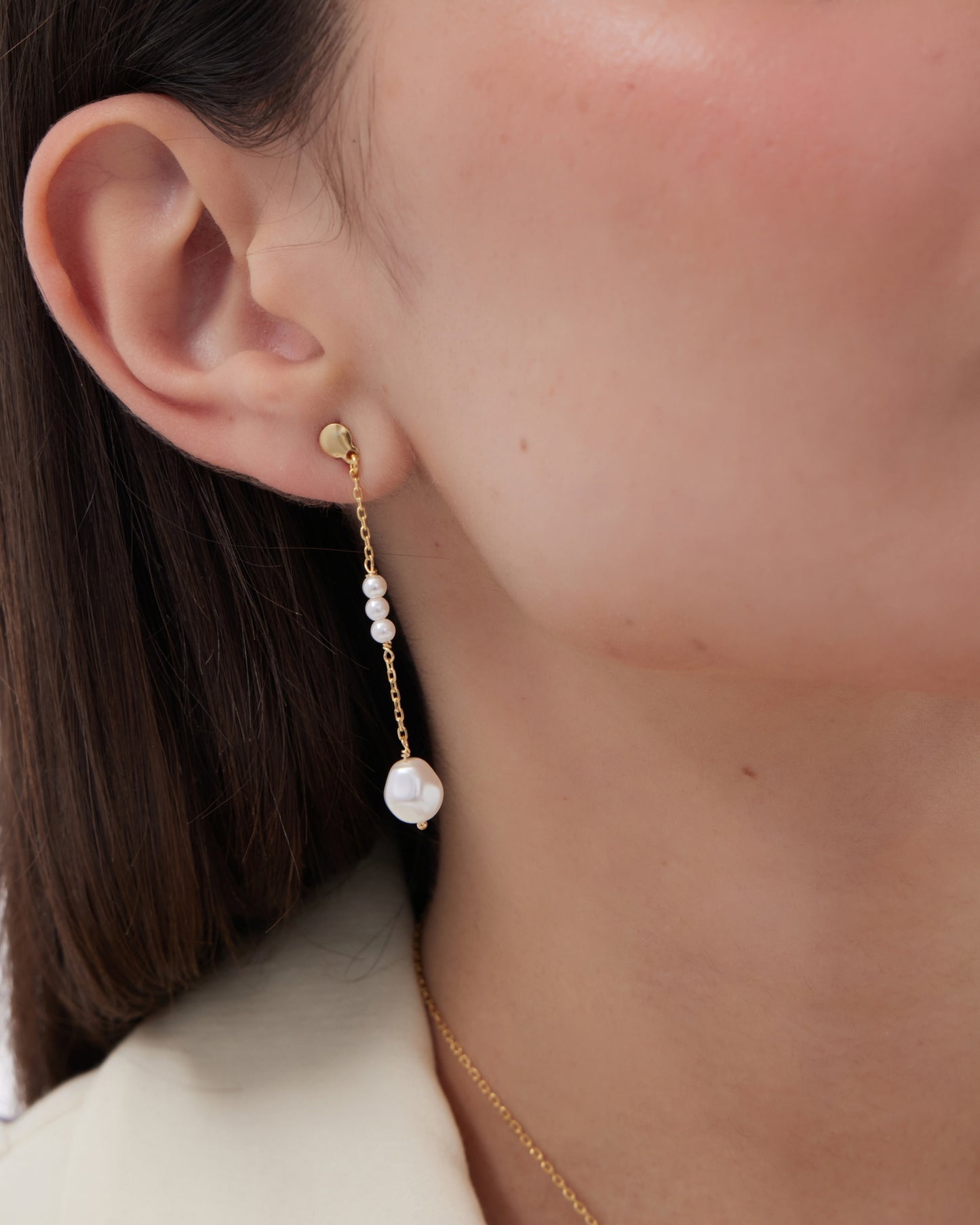 Pendientes largos Solene con perla barroca en Plata baño Oro