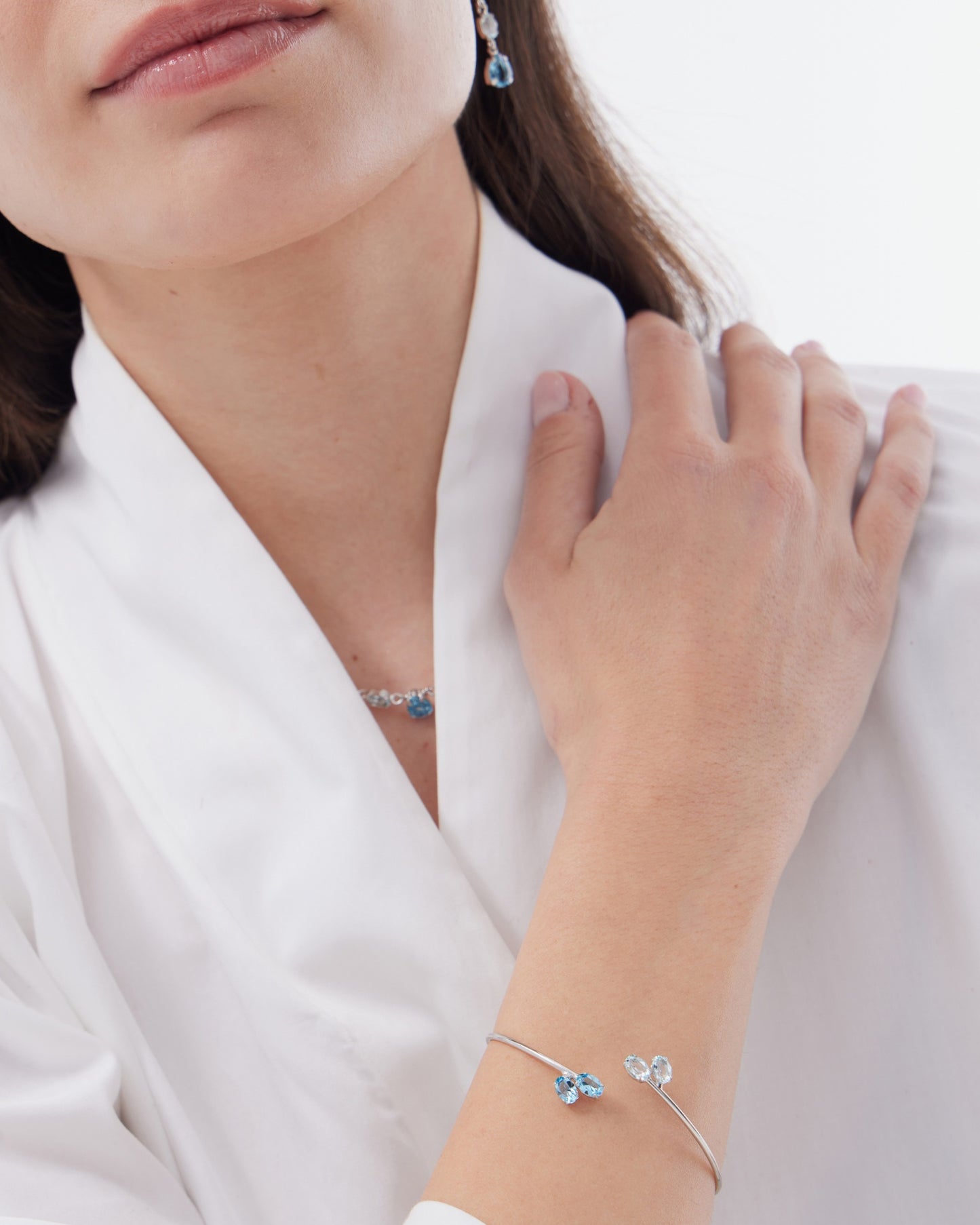 Brazalete Eau con cristal azul en Plata baño Rodio