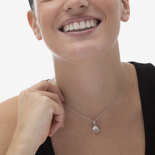 Collar corto Magnolia lágrima cristal en Plata baño rodio