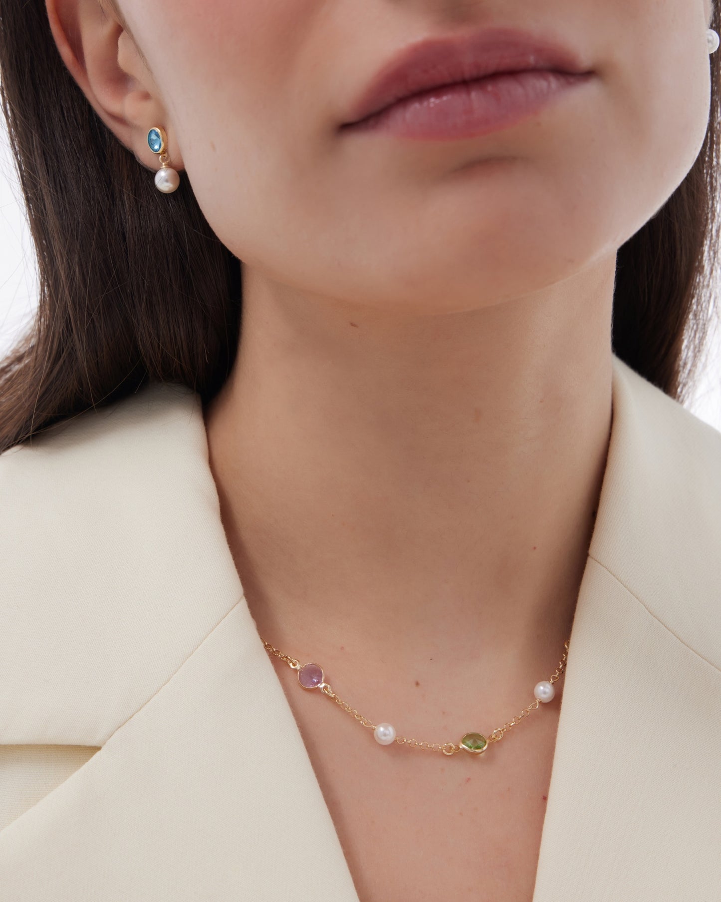 Pendientes cortos Solene con perla y cristal en Plata baño Oro