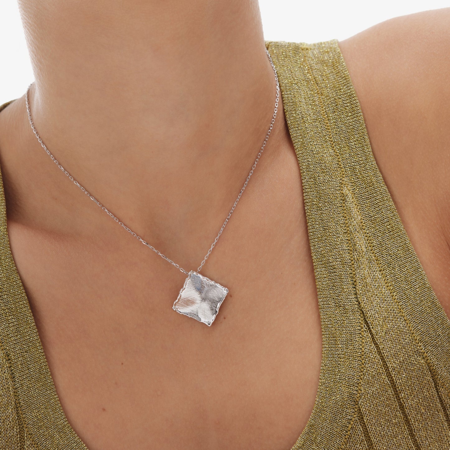 Collar corto New York textura rombo en Plata